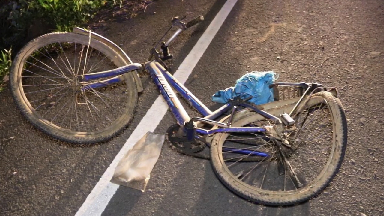 ตาวัย 68 ปั่นจักรยานกลับจากบ้านเพื่อน เก๋งชนกระเด็นกระแทกพื้นดับ