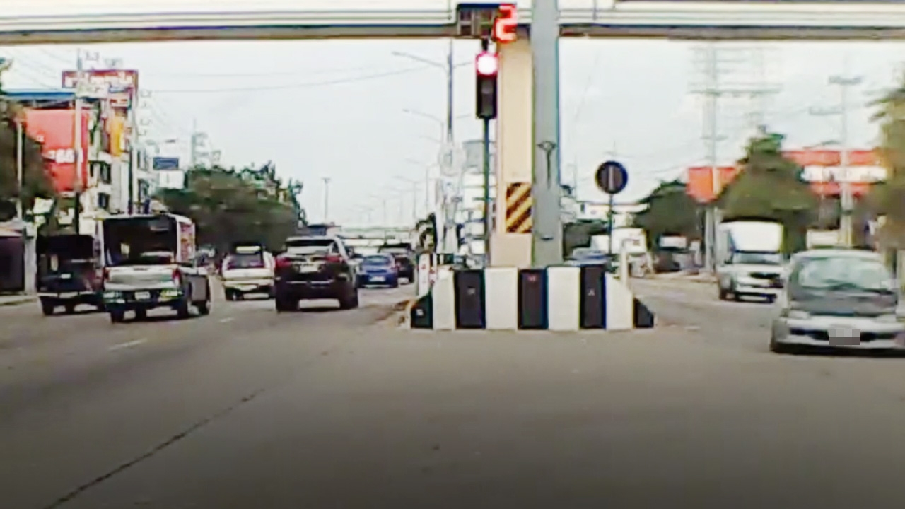 สาวเล่านาที เก๋งเสียหลัก คนในรถพุ่งชนกระจกแตกต่อหน้าต่อตา (คลิป)