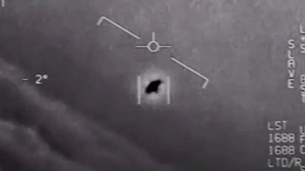 ฮือฮา กองทัพเรือสหรัฐฯ ยอมรับแล้ว ‘คลิปจริง’ นักบินประจันหน้าจานผี UFO