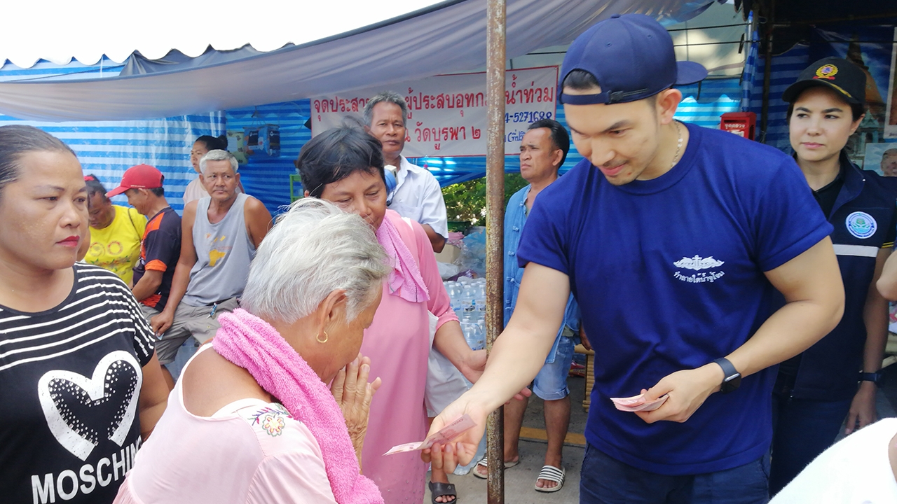 "อั้ม-โดม" ลงพื้นที่น้ำท่วมอุบลฯ สมทบอาสา แจกเงิน ทำข้าวผัดแจกที่ศูนย์อพยพ