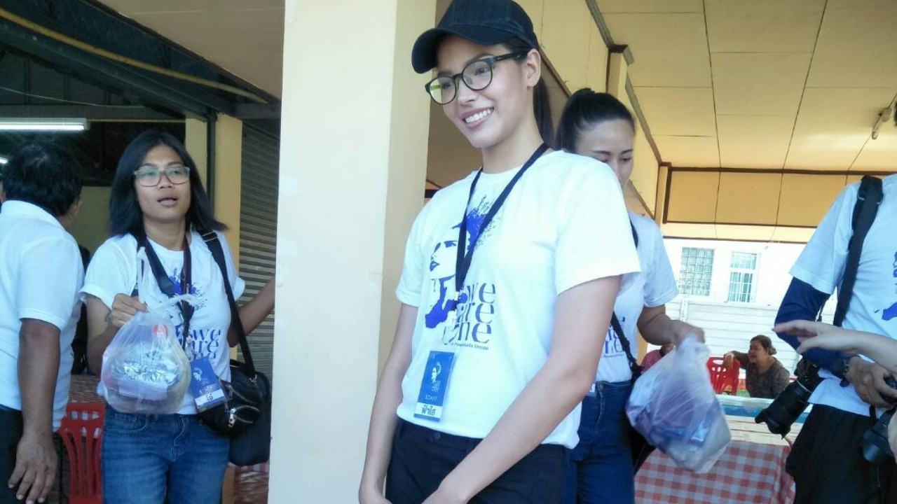  ได้ใจจริง ฟ้าใส แจกจ่ายน้ำใจ ให้คนน้ำท่วมที่อุบลฯ 