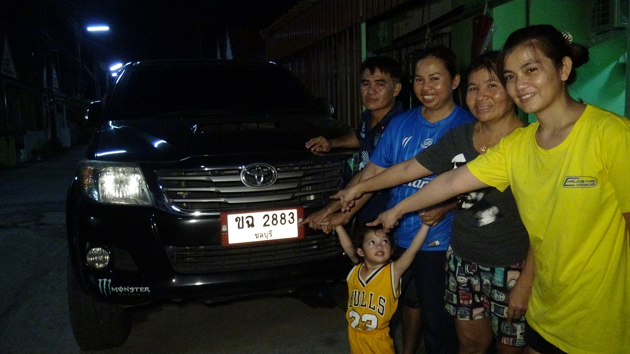 แม่ค้าไก่ย่างช่วยน้ำท่วม ถอยรถชน สุ่มเลขทะเบียนซื้อหวย ถูกรางวัลที่ 1