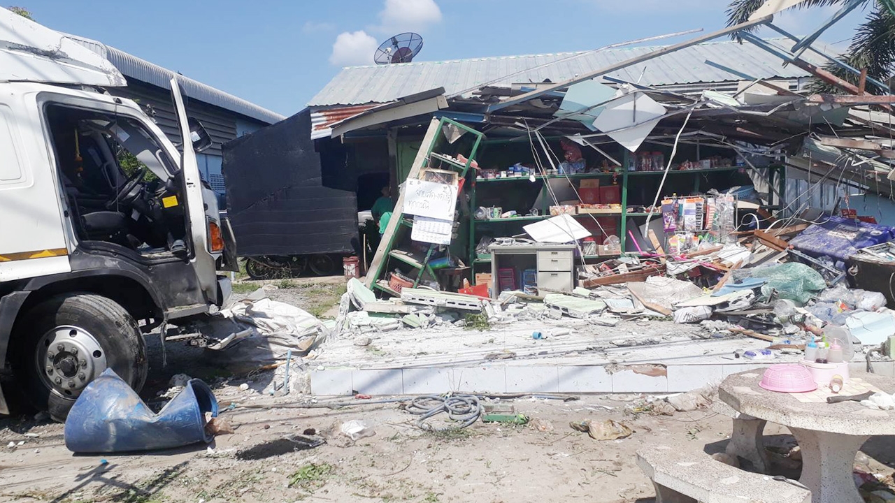 สิบล้อบรรทุกหมู “หลับใน” ชนร้านตามสั่งนครปฐม พังกระจาย ดับ 1 ราย