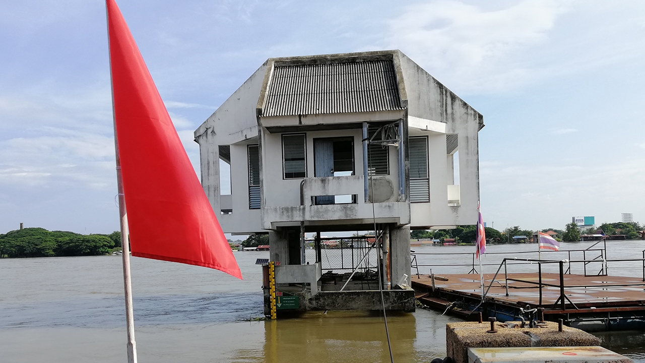 น้ำท่วมอุบลฯ หลายพื้นที่ยังวิกฤติ แม่น้ำมูลค่อยๆ ลด แต่ฝนตกลงมาเติม