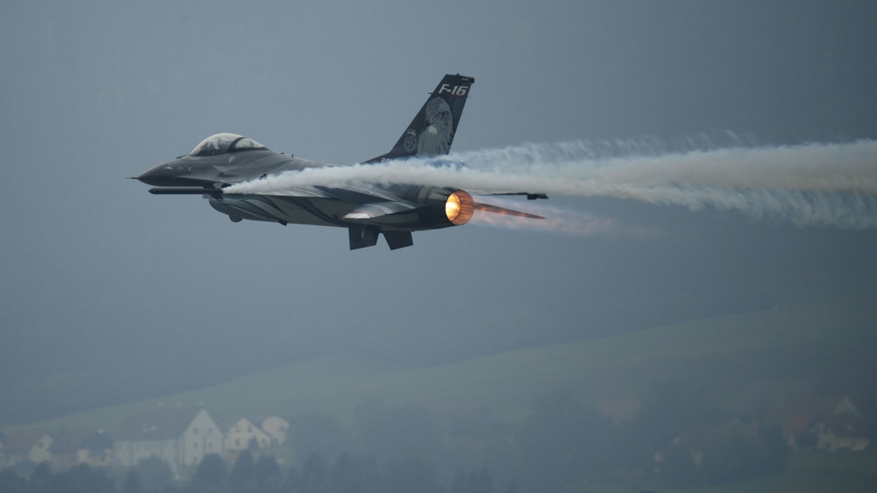 ช็อก F-16 เบลเยียมตก นักบินดีดตัวทัน ระทึกซ้ำ ชูชีพเกี่ยวสายไฟแรงสูง