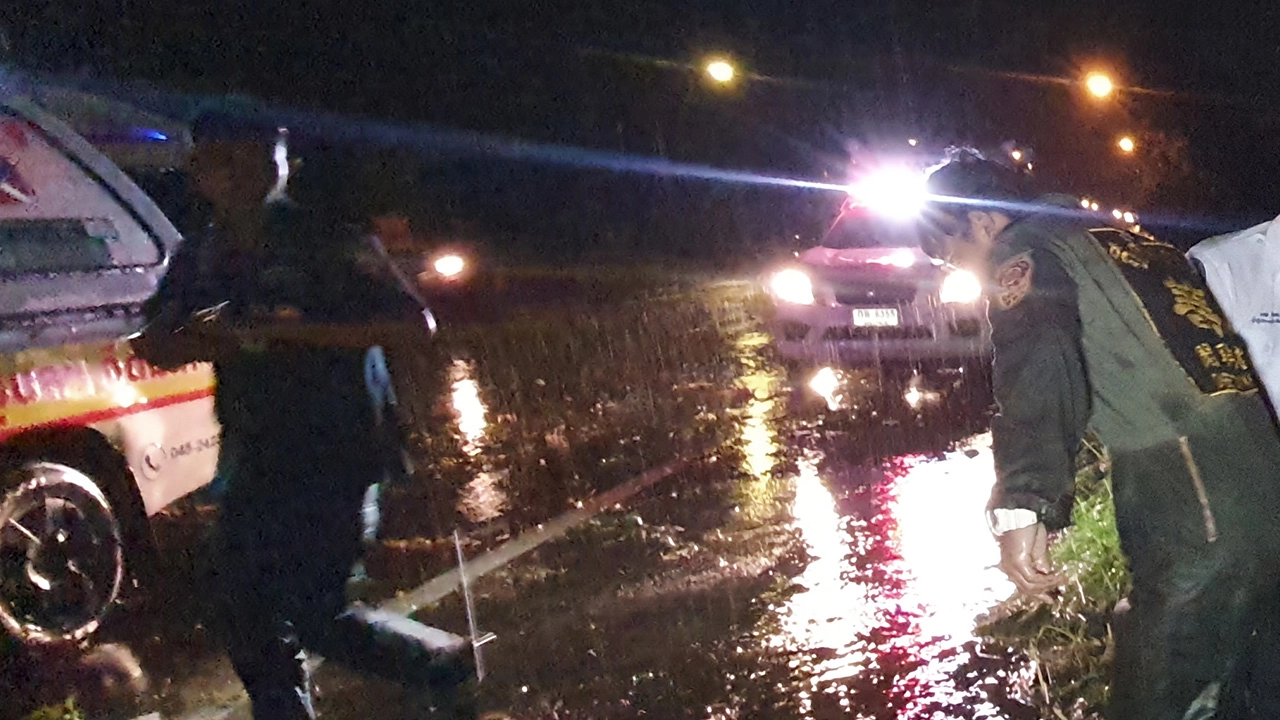 6 หนุ่มซิ่งกระบะฝ่าสายฝน เสียหลักตกคลองน้ำ ดับ 2 เจ็บ 4