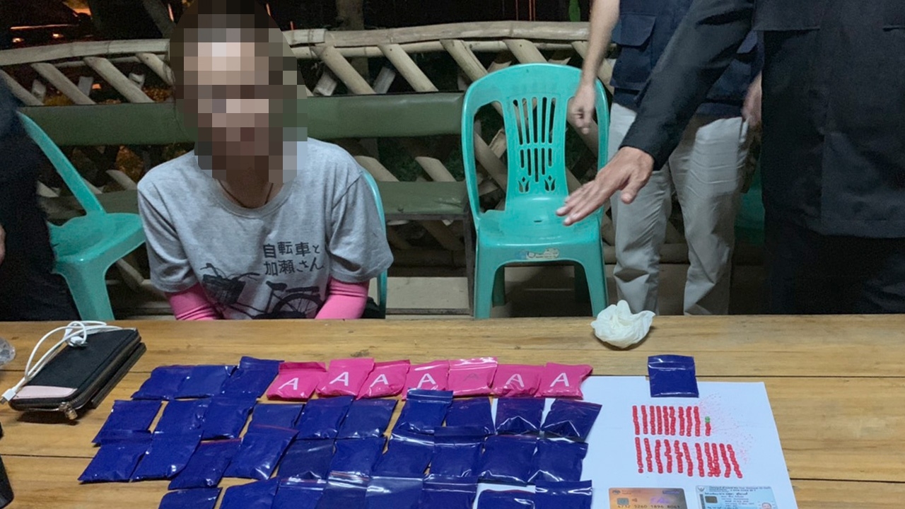 จนท.เชียงราย สกัดจับสาวมอเตอร์ไซค์ ขนยาบ้าจากภูชี้ฟ้ายึดได้ 7,800 เม็ด