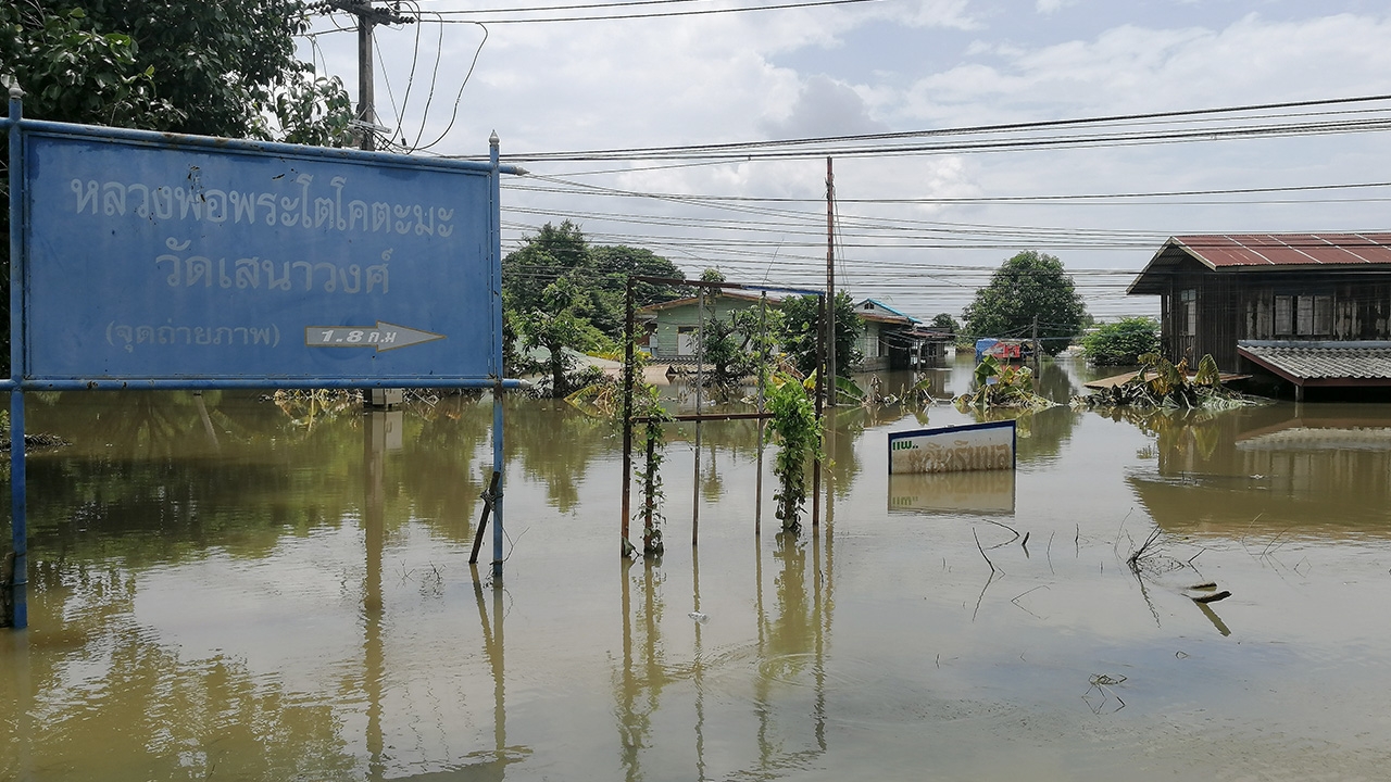 น้ำท่วมอุบลฯ น้ำมูลลดต่อเนื่อง เร่งสูบน้ำเปิดถนนเชื่อม อ.วารินฯ-อ.เมือง