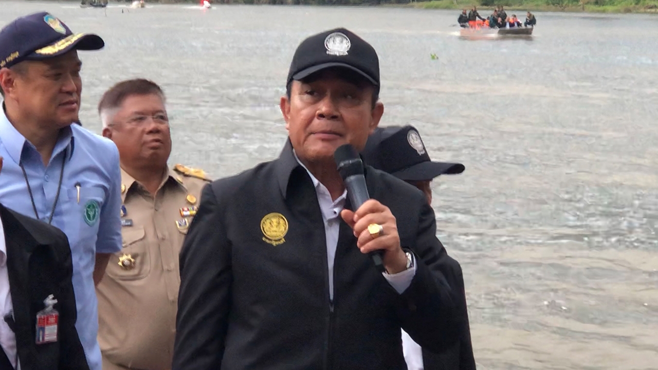 "บิ๊กตู่" ล่องเรือช่วยน้ำท่วมอุบลฯ ยันมาช่วยประชาชน ไม่ใช่การเมือง