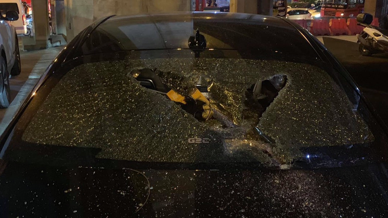 กระบะฉุนโดน เบนซ์บีบแตรใส่ ไล่ชนสนั่น ทุบรถพังรอบคัน กลางแยกบางนา