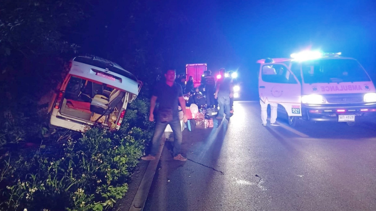 รถตู้ครูไปดูงานเชียงใหม่ พุ่งลงข้างทางที่ลำปาง เจ็บ 11 คาดคนขับหลับใน