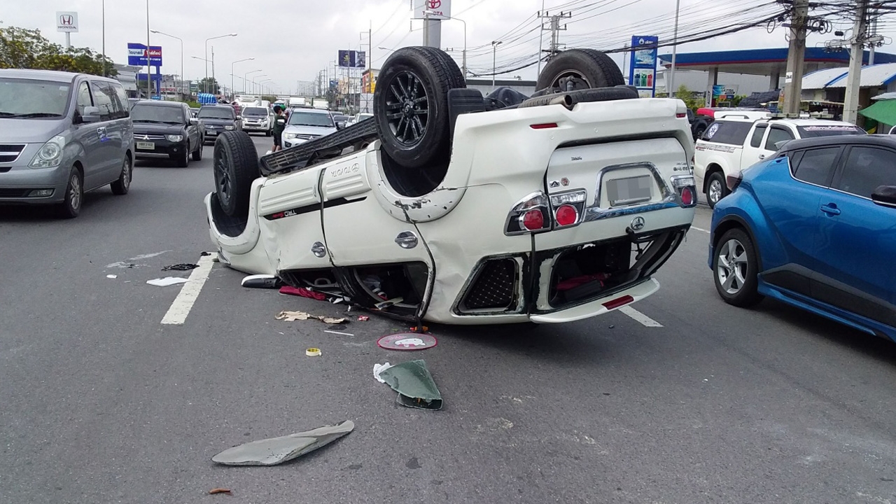 เปิดคลิป เก๋งซิ่งชนฟอร์จูนเนอร์พลิกคว่ำ เชื่อปาฏิหาริย์หลวงปู่ทิมคุ้มครอง