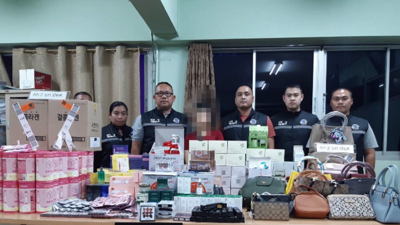ปอศ.บุกจับแม่ค้าออนไลน์ ขายเครื่องสำอางนำเข้า ผิด ก.ม.มูลค่าหลายแสน 