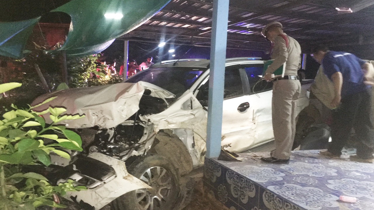 กระบะขับส่ายไปมาพุ่งชนบ้านที่วังสะพุง ทำกระบะ-จยย.เสียหาย บาดเจ็บ 3 คน