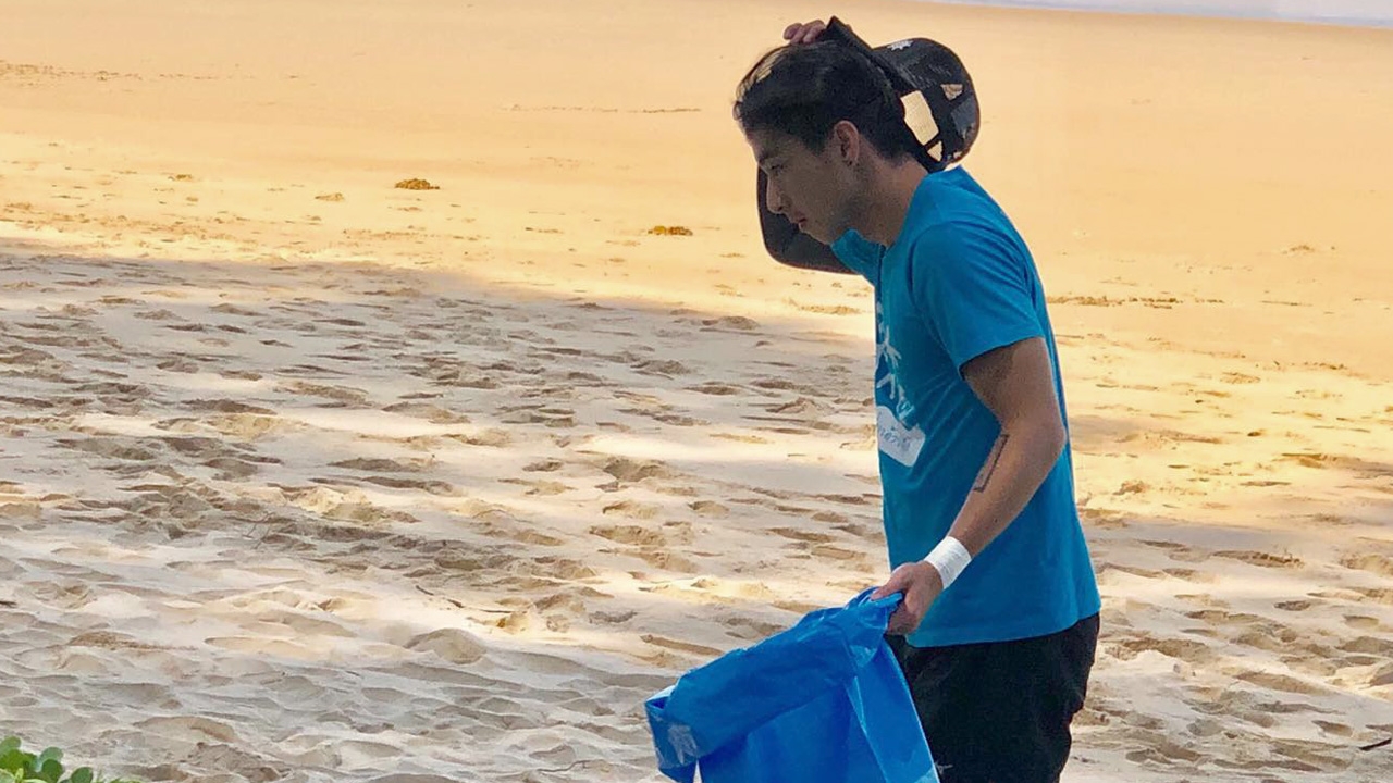 โตโน่ เดินหน้าทำจิตอาสาเก็บขยะริมหาดพังงา หวังให้แหล่งท่องเที่ยวสมบูรณ์