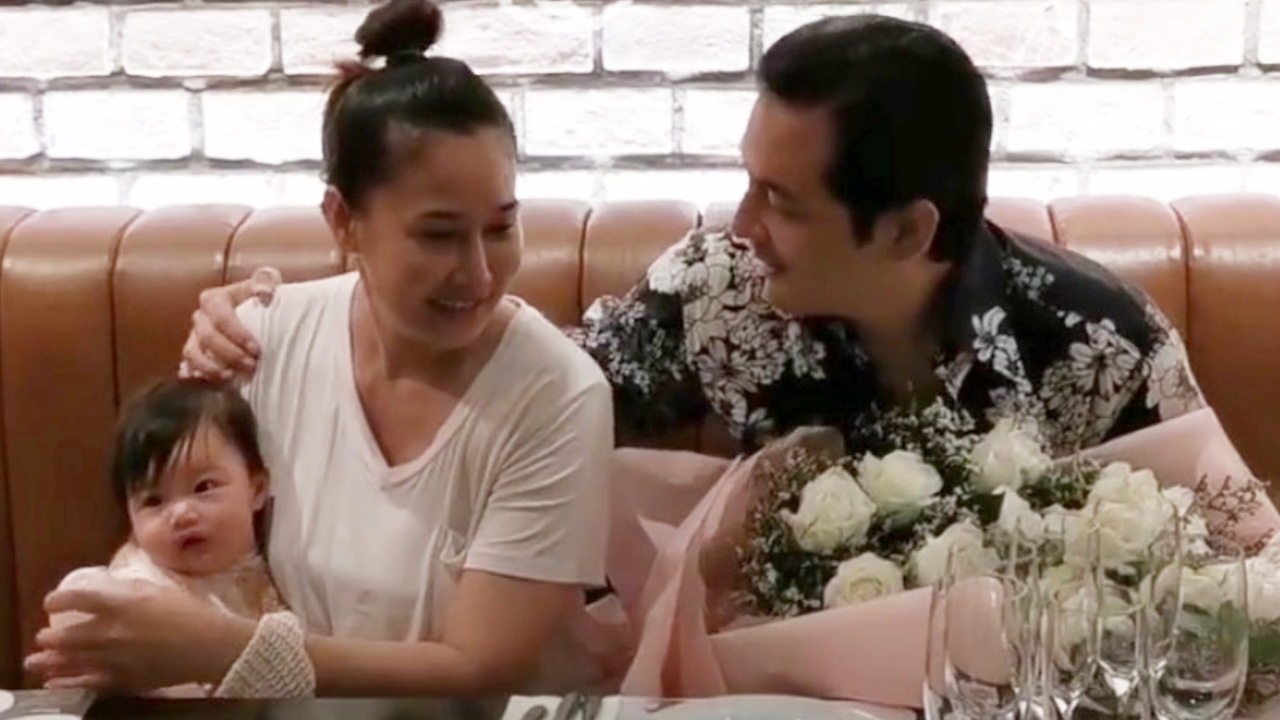 หนุ่ม ศรราม ทำเซอร์ไพรส์ ติ๊ก หอบดอกไม้ช่อโตโชว์หวานครบรอบแต่งงาน