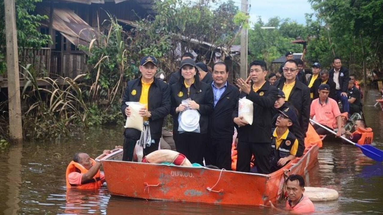 'ธรรมนัส-มนัญญา' มอบถุงยังชีพชาวอุบลฯ สั่งใช้น้ำหมักชีวภาพ แก้น้ำเน่า 