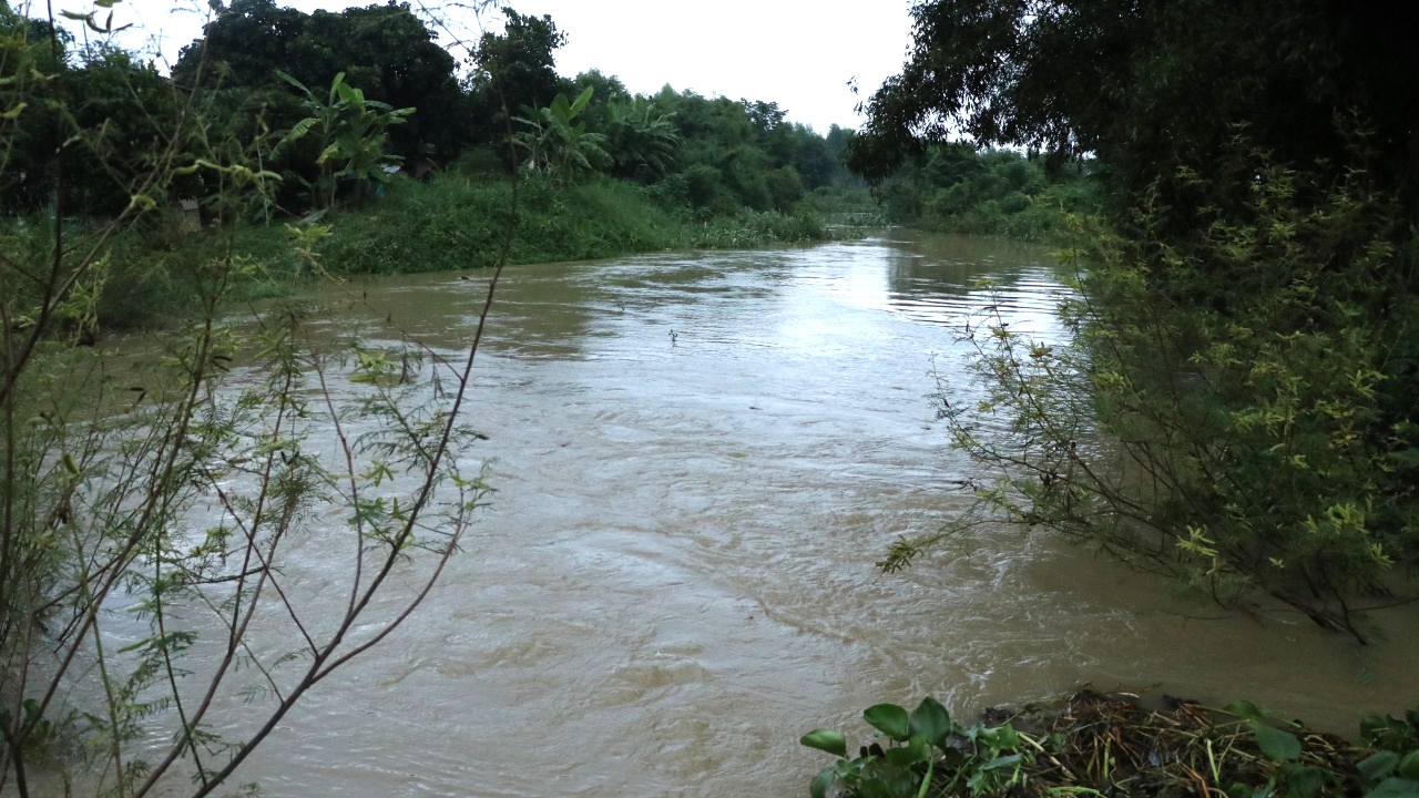 หญิงนครนายกหวิดดับ โดดคลองประชดสามี น้อยใจไม่ยอมรับโทรศัพท์