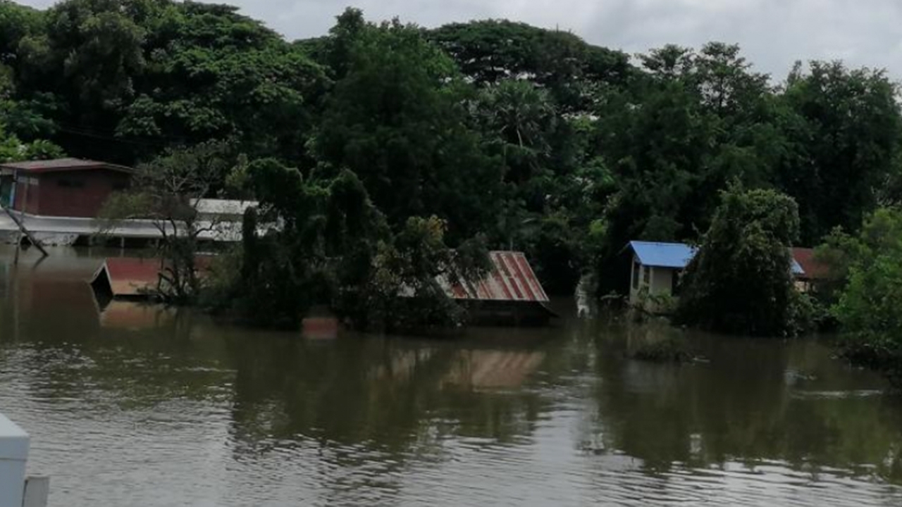 น้ำท่วมอุบลฯ ลดระดับลงต่อเนื่อง ชมทหารช่วยปชช.ลุยน้ำจนเท้าอักเสบ