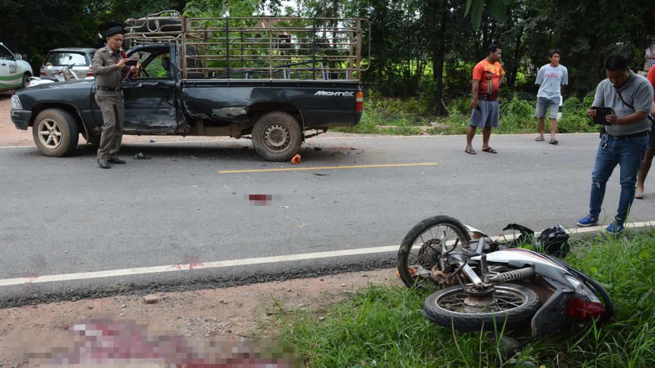 สลด ด.ช.14 ควบเวฟชนปิกอัพเลี้ยวเข้าบ้าน ดับพร้อมเพื่อน 2 ศพ 