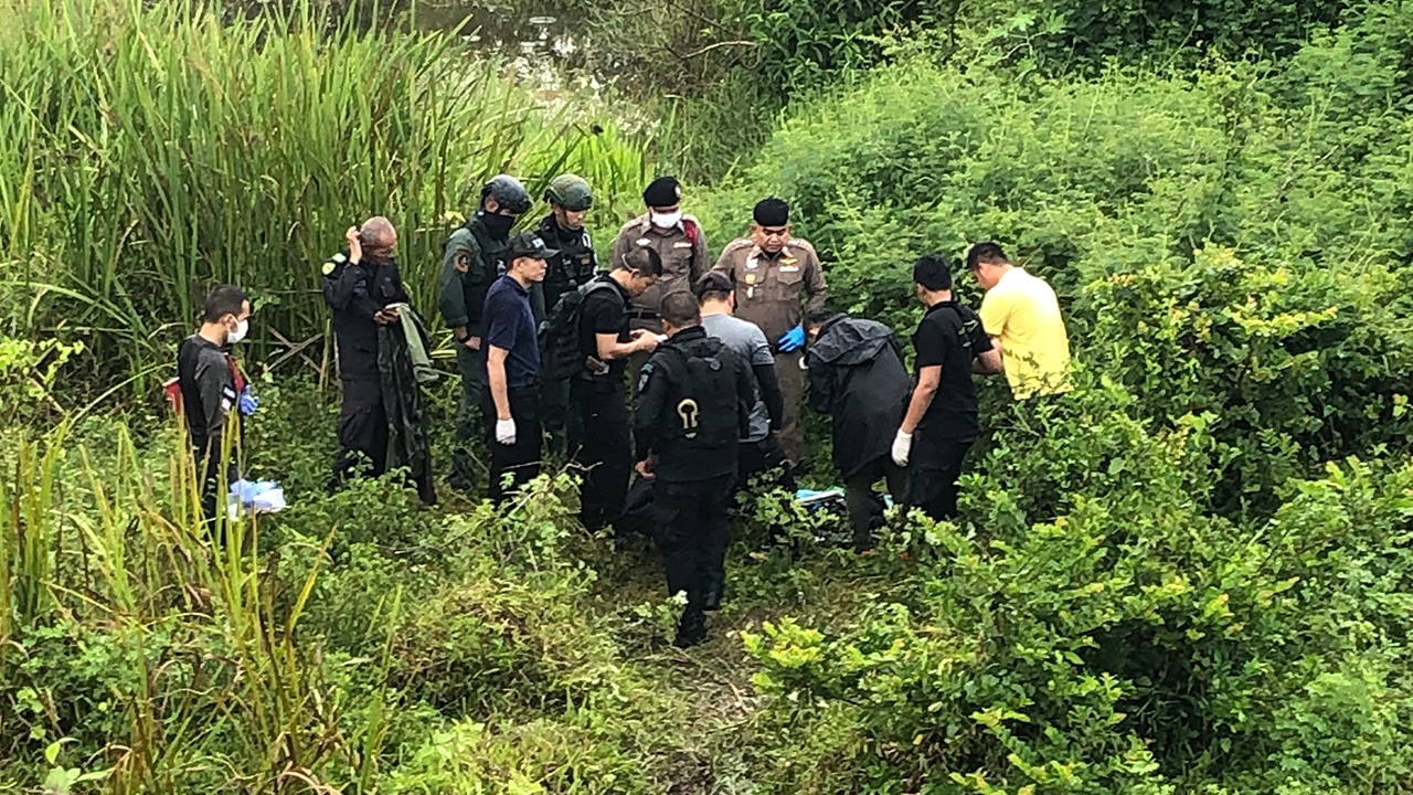 พบปืนสงคราม-กระสุน ซุกป่าริมถนน อ.หนองจิก คาดโจรใต้เตรียมนำก่อเหตุ
