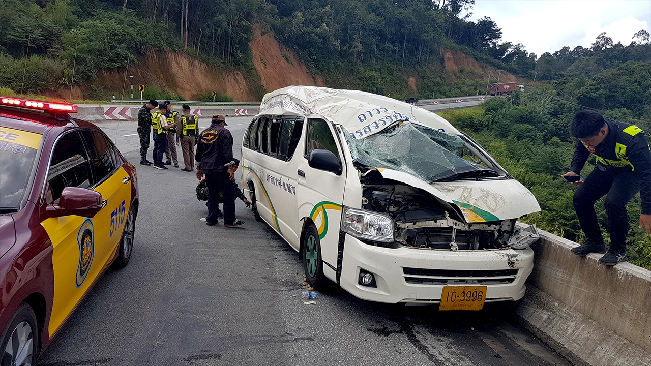 รถตู้โดยสารพลิกคว่ำเจ็บ 13 รายที่ อ.แม่สอด คนขับไร้ขีดข่วนอ้างใส่พระดี