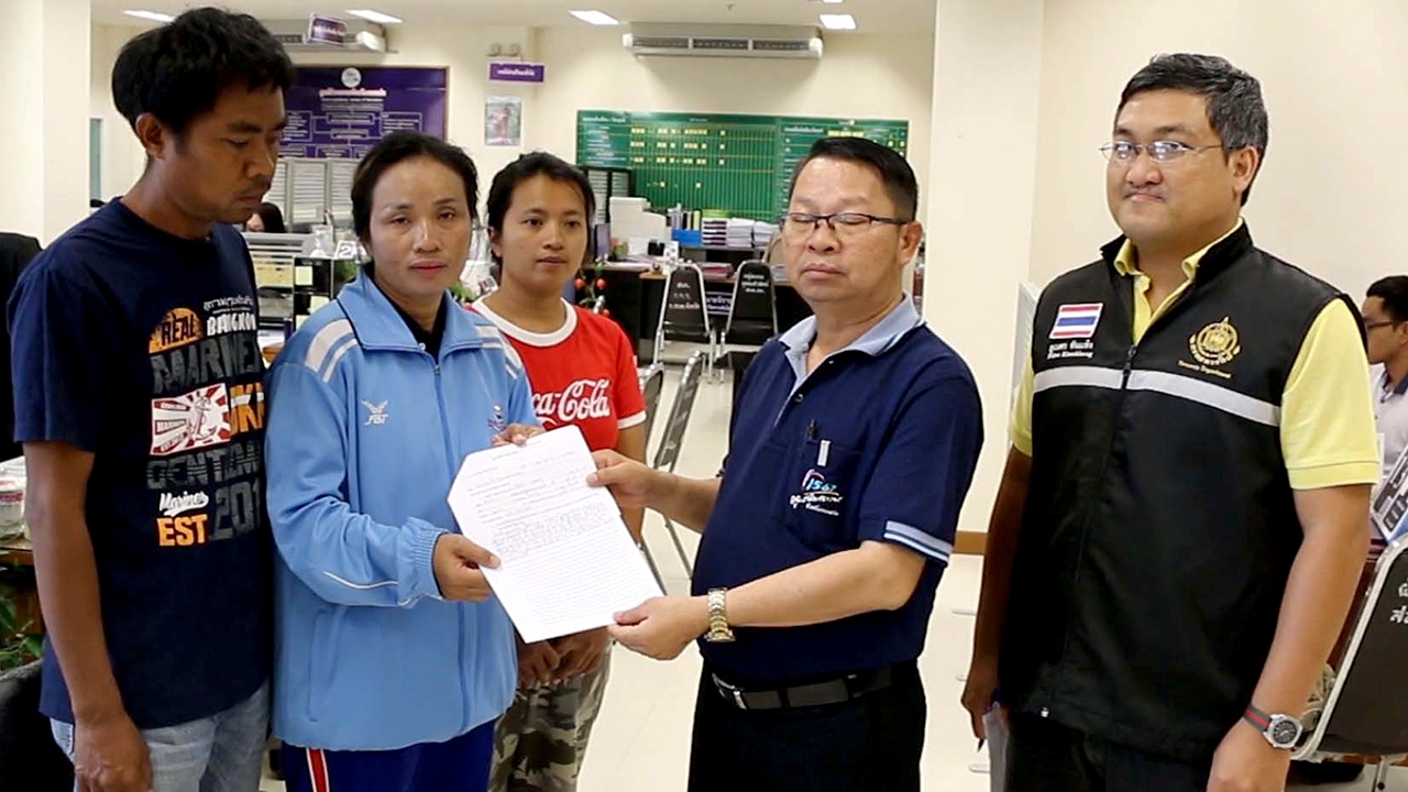 กองทัพแมลงวันบุกหมู่บ้าน ร้านอาหารเจ๊ง ถึงกับต้องกางมุ้งกินข้าว