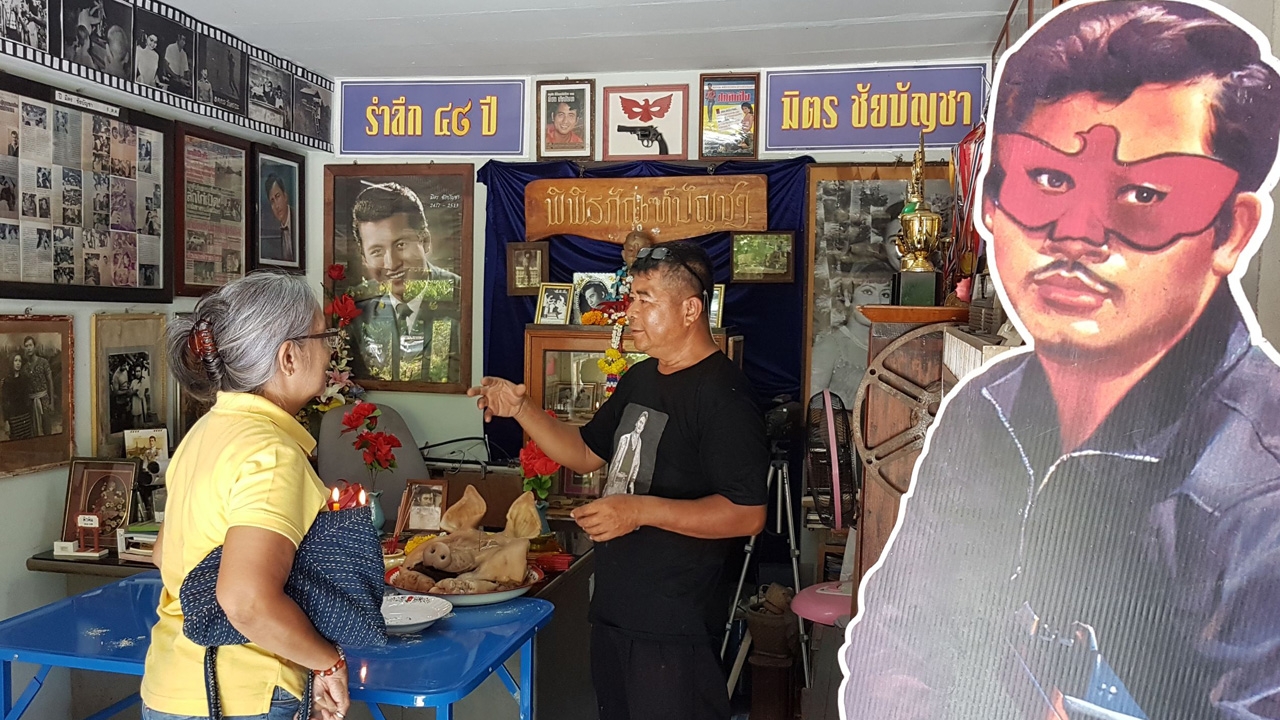 49 ปี อินทรีทอง วันสูญเสีย "มิตร ชัยบัญชา" แฟนล้อมวัด ร่ำไห้แห่ศพ