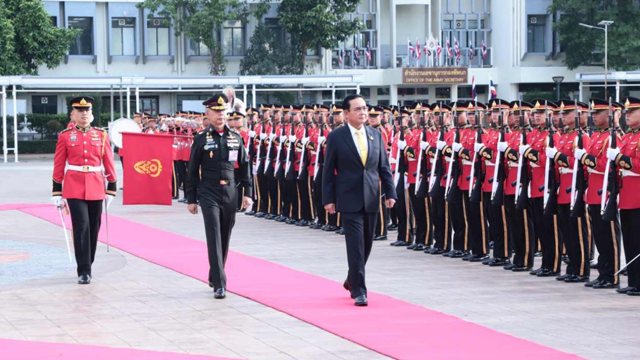 ผบ.เหล่าทัพพรึ่บ “บิ๊กแดง” โชว์สไตรเกอร์ รับ "บิ๊กตู่" ตรวจเยี่ยม ทบ.