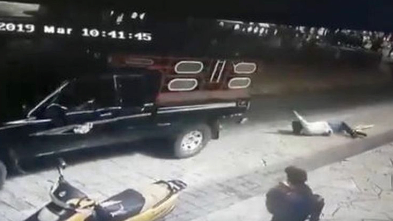 อย่างโหด ชาวบ้านเม็กซิโกโมโหนายกเล็กผิดสัญญา จับมัดกับรถลากไปตามพื้น (คลิป)