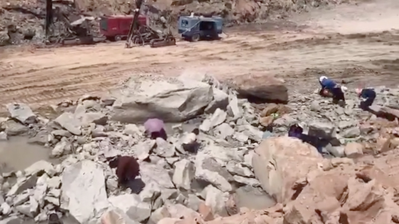 ชาวบ้านแตกตื่น แห่เก็บหินบริเวณสร้างถนนสี่เลน เชื่อเป็นแร่ทองคำ