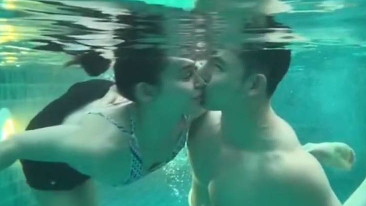 รักเราไม่เก่าเลย นัท-อั้ม โชว์ความหวานจุ๊บกันใต้น้ำ (คลิป)