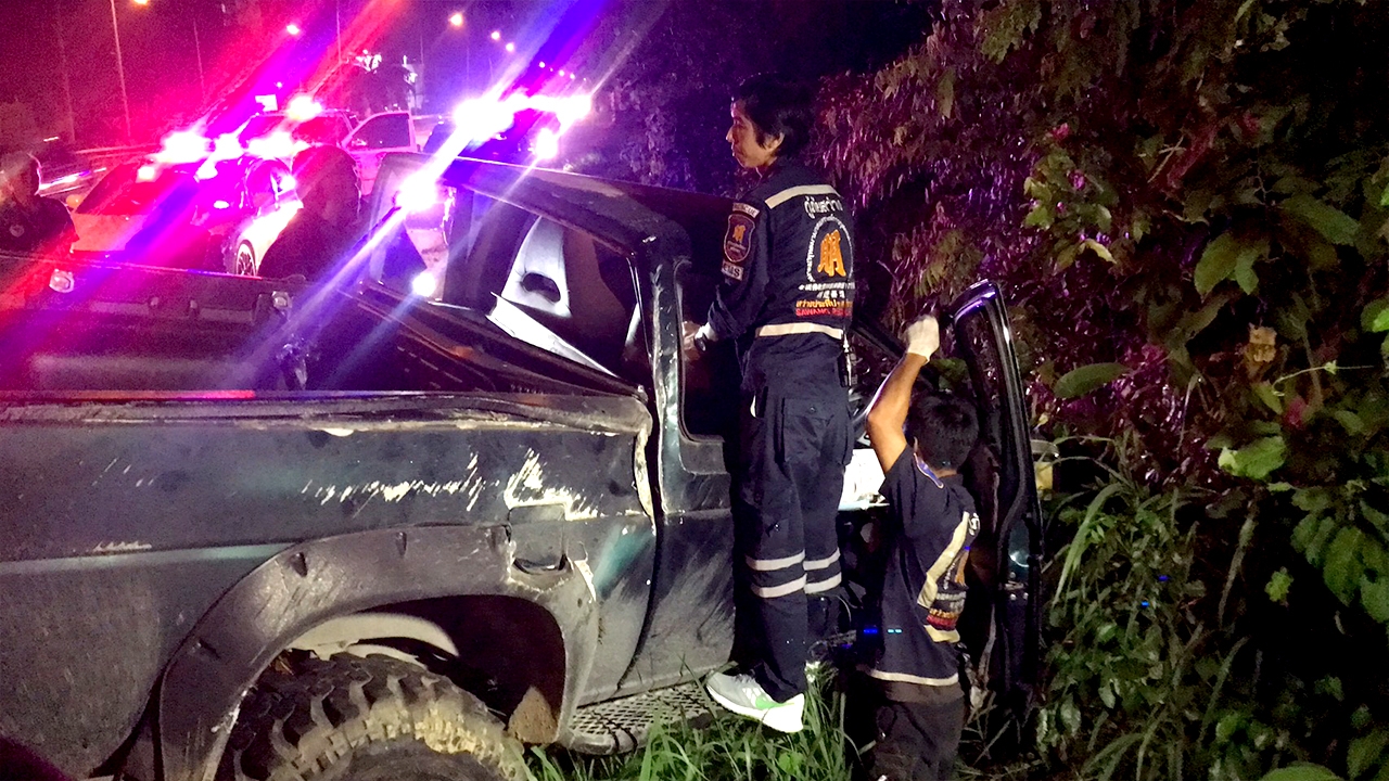 หักหลบหมาตัดหน้า หนุ่มขับกระบะพลิกคว่ำลงข้างทาง กู้ภัยช่วยระทึก