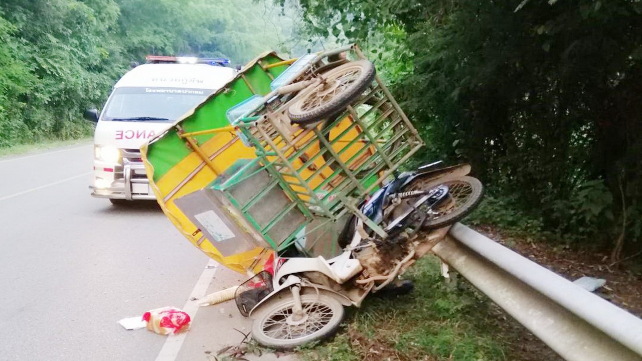 พ่อค้าไอติม ไม่ได้ขาย ซาเล้งแหกโค้ง ร่างกระแทกราวเหล็กดับสลด