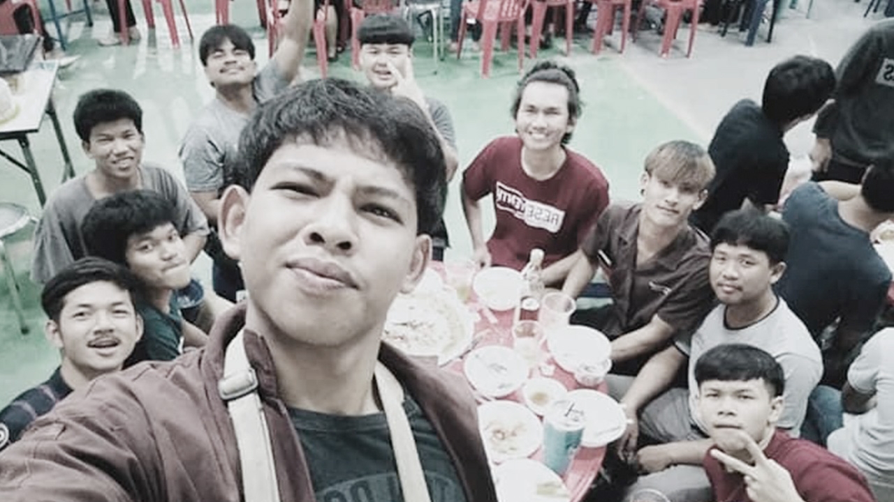 เพื่อนแห่อาลัย นักเรียนเทคนิค ฝึกงานวันสุดท้าย ปิกอัพคว่ำ ดับ 13 ศพ