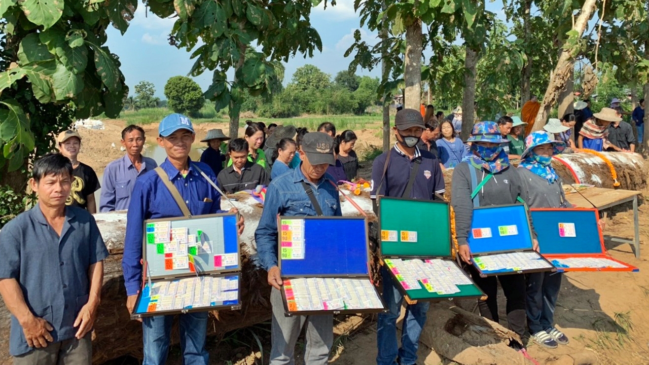 คนปงพบ ตะเคียนทองอายุ 300 ปี คอหวยไม่พลาด "เลขเด็ด" ส่องได้ 3 อีกแล้ว
