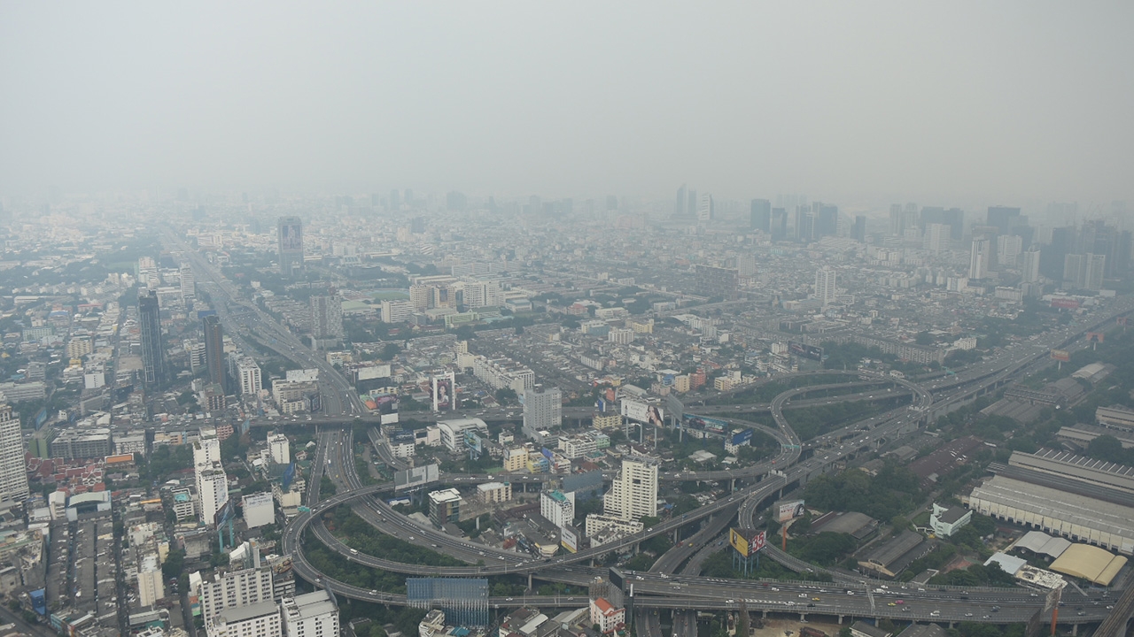ฝุ่นคลุมเมือง เผยภาพมุมสูงจากตึกใบหยก หลังค่า PM2.5 เกินมาตรฐาน