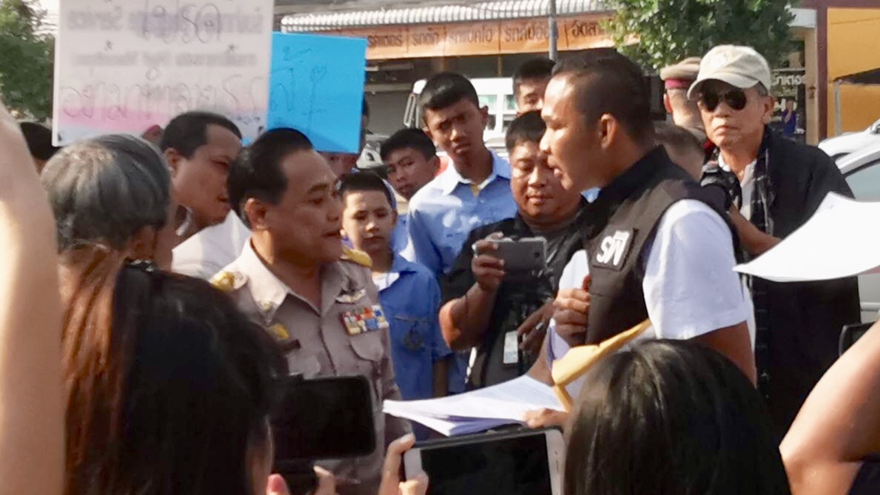 รวมตัวชุมนุมให้ตรวจสอบ ผอ.ร.ร.ดังเมืองกาญจน์ จนเกิดม็อบชนม็อบ