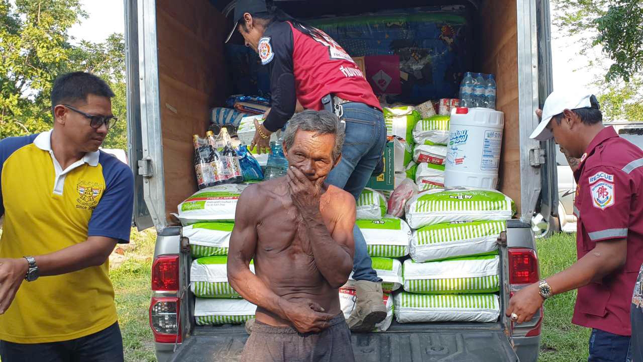 ลุงผวน สุดตื้นตัน คนรักสัตว์ แห่มอบ "อาหารหมา" เต็มบ้าน 