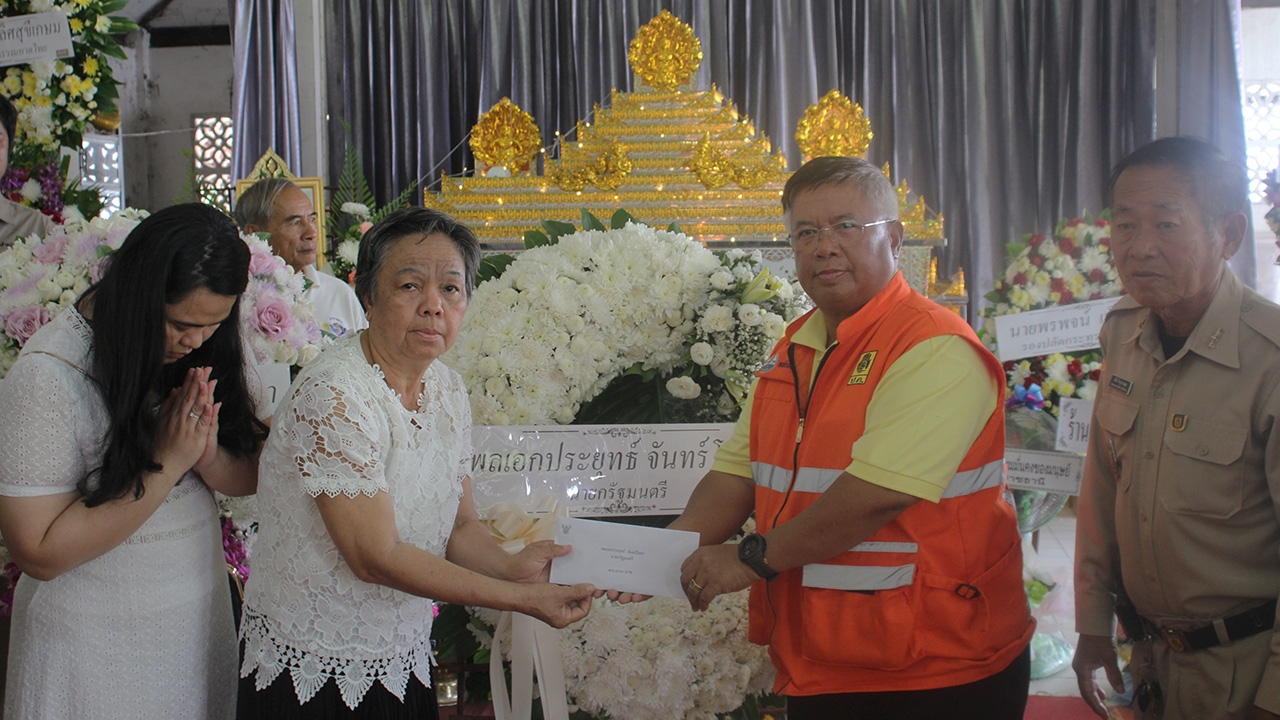 นายกฯ มอบพวงหรีดแสดงความไว้อาลัย "ป๋าแสง" ฮีโร่อาสาฯ ช่วยน้ำท่วมอุบล