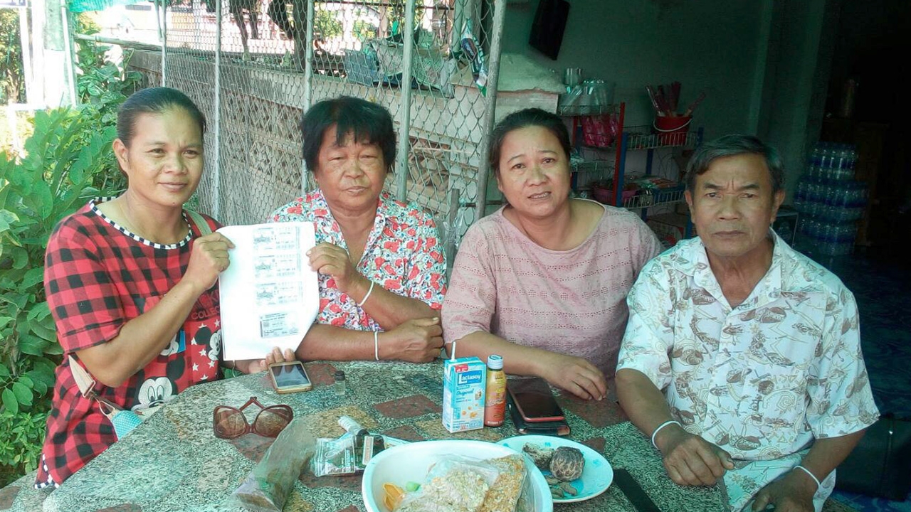 ยายวัย 67 ฝันแม่น แม่ค้าจับลอตเตอรี่ยัดใส่มือ ถูกรางวัลที่ 1 รับ 18 ล้าน