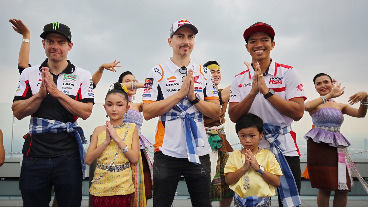 "สมเกียรติ" ควงแขน "สองนักบิดระดับโลก" เตรียมถ่ายโปรโมตท่องเที่ยวไทย (คลิป)