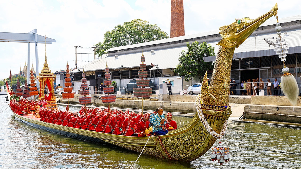 วิจิตรงดงาม พวงมาลัยคล้องคอเรือพระที่นั่ง ขบวนพยุหยาตราทางชลมารค