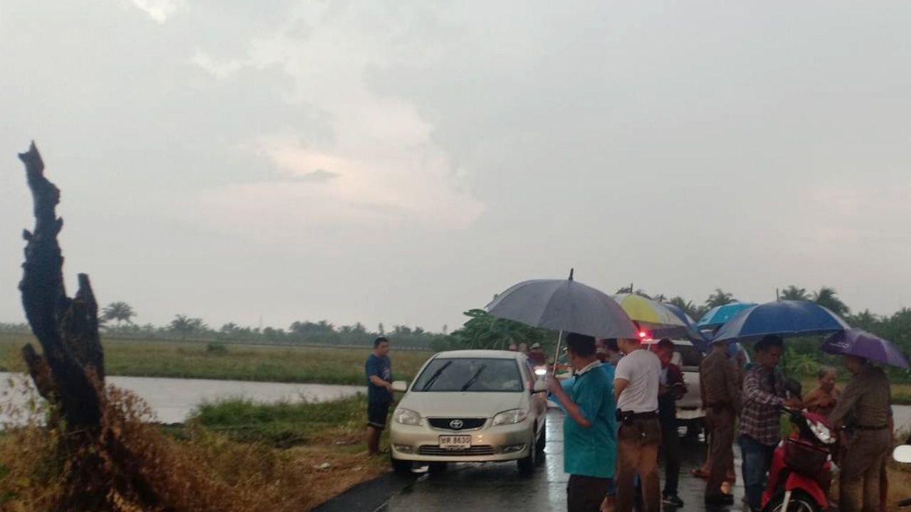 ฟ้าผ่า “สาวโรงงาน” ร่วงจากรถดับ “ขี่จยย.” ฝ่าสายฝนกลับบ้าน