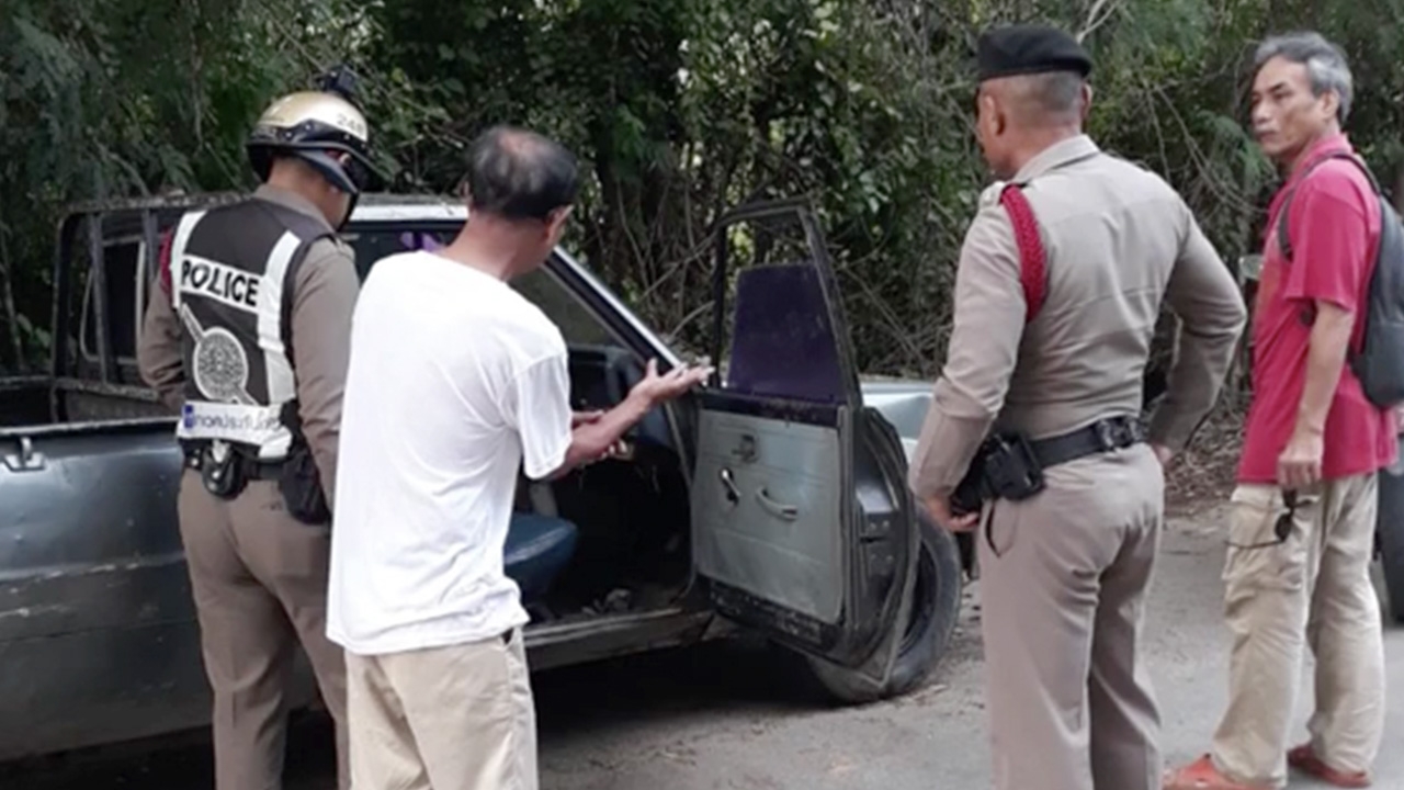 ลุงคนลำปางวัย 55 นอนเปลือยในรถจอดมา 3 วัน งัวเงียตื่นมาบอกนอนอยู่บ้าน