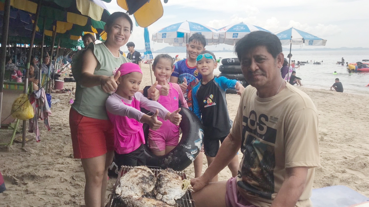 4 ขวบเล่นน้ำจมที่บางแสน อดีตทหารฮีโร่ เข้าช่วยปั๊มหัวใจยื้อชีวิตทัน