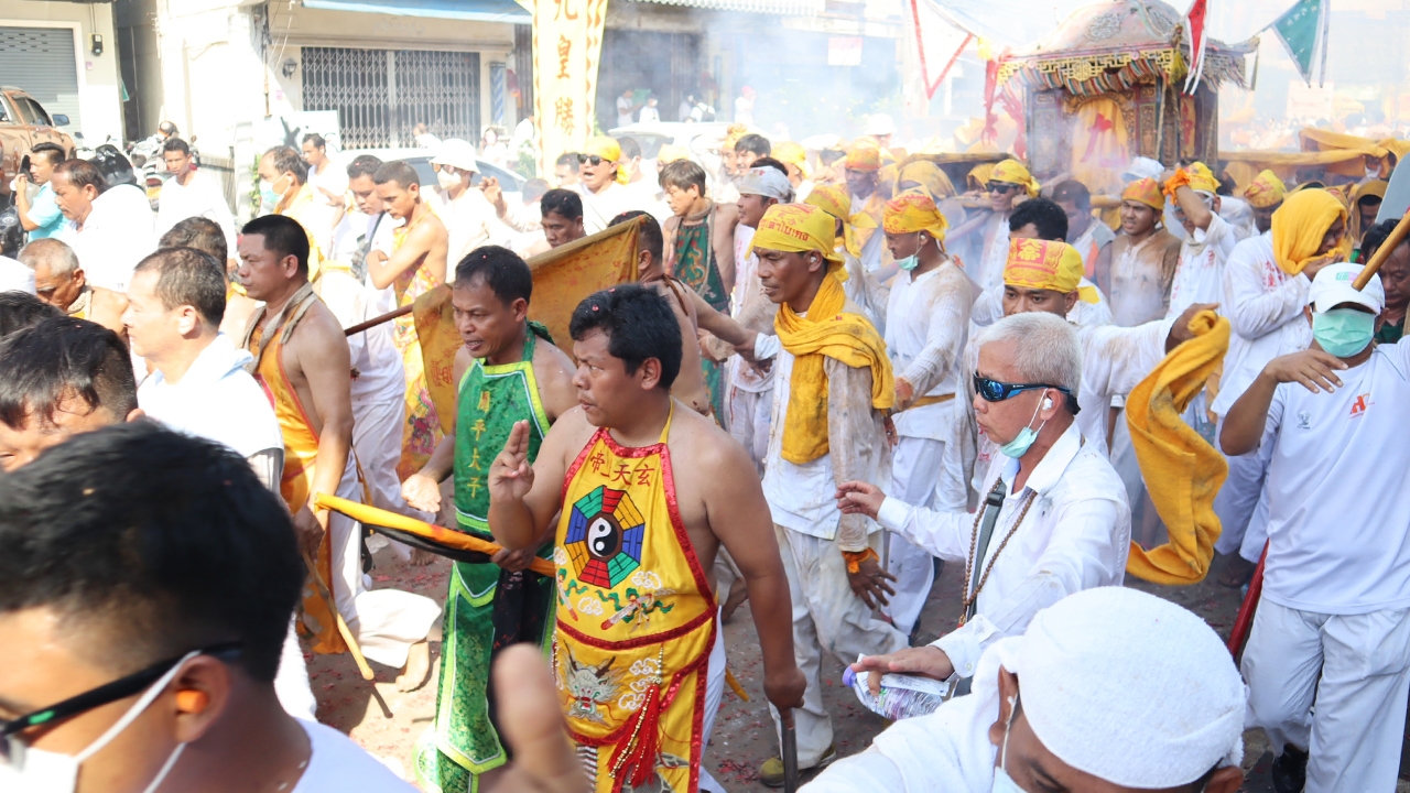 กินเจภูเก็ตวันที่ 8 ศาลเจ้ากะทู้ จัดขบวนแห่พระรอบเมือง คนแห่ดูแน่นถนน