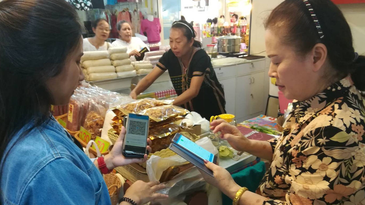 ชิมช้อปใช้ พิษณุโลกคึกคัก ที่วัดใหญ่คนแห่ซื้อของฝาก แม่ค้ายิ้มยอดขายดี