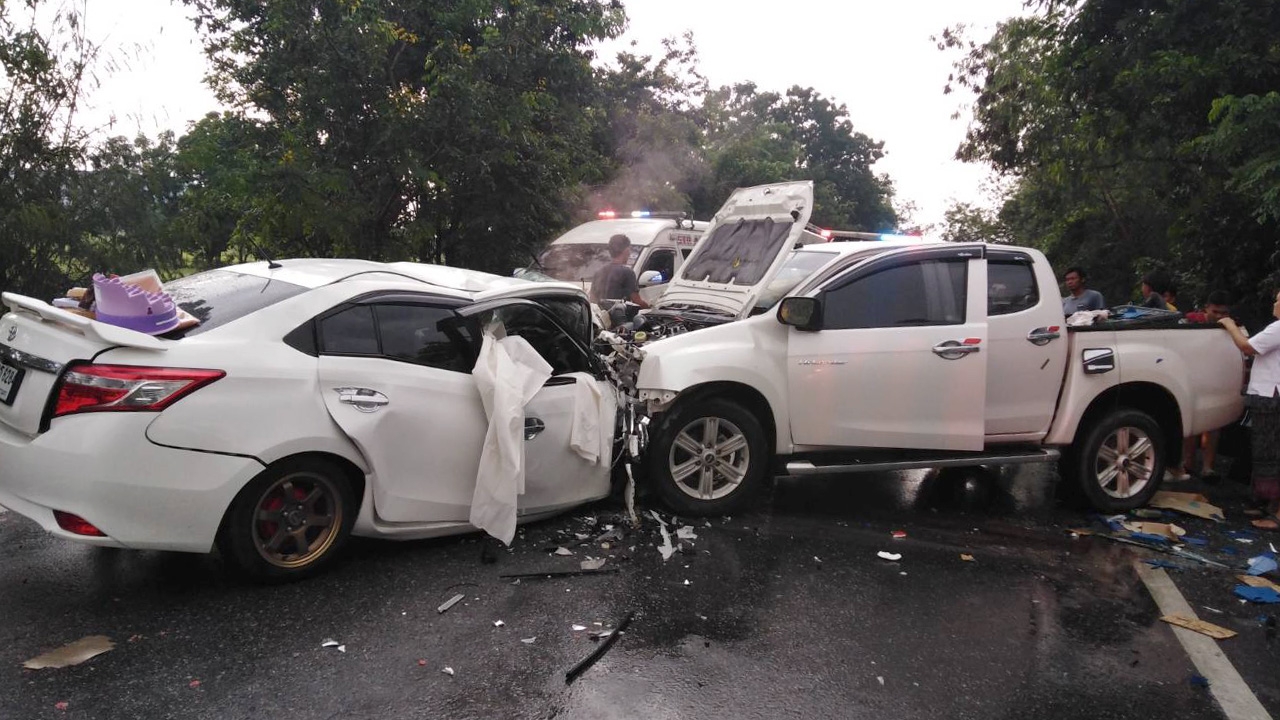 พระมหาขับเก๋งฝ่าฝน ประสานงากระบะที่ลพบุรี มรณภาพคาที่คู่กรณีเจ็บ 2