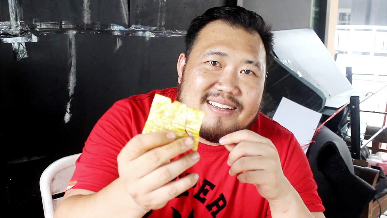 แก๊งปาร์ตี้บางบัวทอง โต้ปมคลิปหลุด งัดซองยาอมโชว์ ยันไม่ใช่ถุงยาง